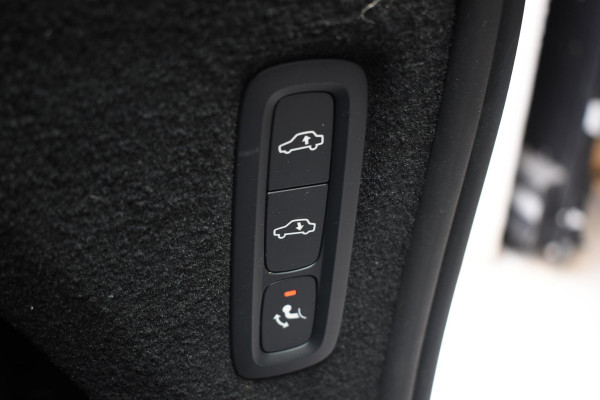 Volvo XC90 T8 455PK Automaat AWD Ultimate Dark / Bowers & Wilkins / Luchtvering / Head Up Display / 360 Camera / Massagestoelen / Gelaagde Zijruiten / Trekhaak /