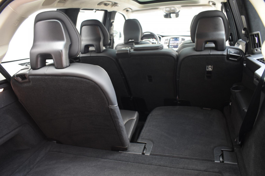 Volvo XC90 T8 455PK Automaat AWD Ultimate Dark / Bowers & Wilkins / Luchtvering / Head Up Display / 360 Camera / Massagestoelen / Gelaagde Zijruiten / Trekhaak /