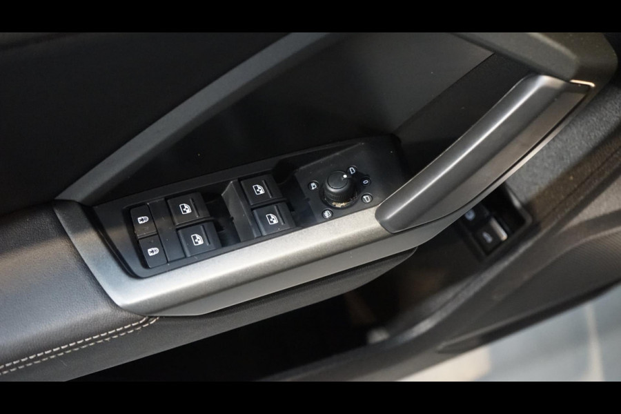 Audi Q3 45 TFSIe 3x S-Line BLACK OPTIK AUTOMAAT-20 INCH-ACC-AUDI SOUND-CAMERA-CARPLAY-ELEKTRISCHE STOELEN-KEYLESS-MATRIX-TREKHAAK