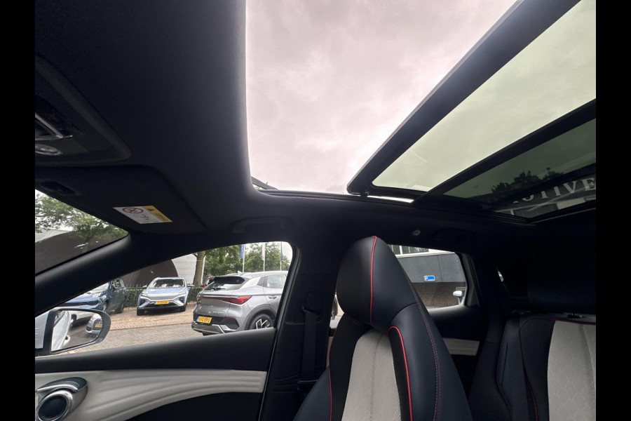 BYD ATTO 3 Design Complete Auto | Panoramadak | Elektrische Kofferbak | 360° Camera | Rijklaar incl. Fabrieksgarantie t/m 2029 | Aandrijflijn & Accu tot 2031!