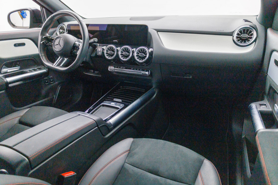 Mercedes-Benz GLA 250 e AMG Line Star Edition 218 PK | Face-lift | Nightpakket | Achteruitrijcamera | Sfeerverlichting All-season, Electrische achterklep, Keyless, Adaptive cruise, Draadloze tel.lader