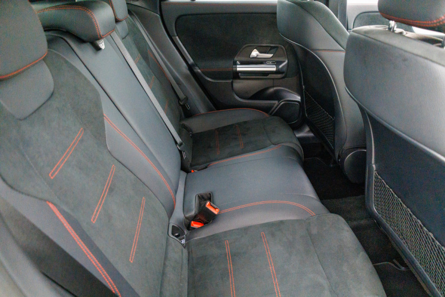 Mercedes-Benz GLA 250 e AMG Line Star Edition 218 PK | Face-lift | Nightpakket | Achteruitrijcamera | Sfeerverlichting All-season, Electrische achterklep, Keyless, Adaptive cruise, Draadloze tel.lader