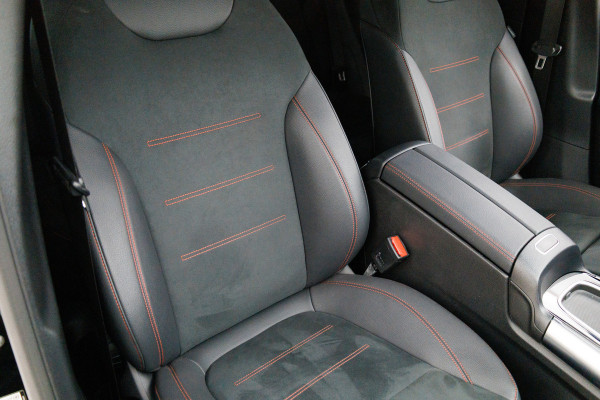 Mercedes-Benz GLA 250 e AMG Line Star Edition 218 PK | Face-lift | Nightpakket | Achteruitrijcamera | Sfeerverlichting All-season, Electrische achterklep, Keyless, Adaptive cruise, Draadloze tel.lader