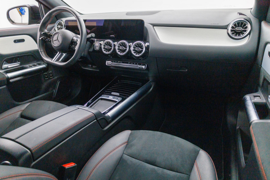 Mercedes-Benz GLA 250 e AMG Line Star Edition 218 PK | Face-lift | Nightpakket | Achteruitrijcamera | Sfeerverlichting All-season, Electrische achterklep, Keyless, Adaptive cruise, Draadloze tel.lader