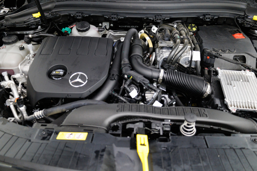 Mercedes-Benz GLA 250 e AMG Line Star Edition 218 PK | Face-lift | Nightpakket | Achteruitrijcamera | Sfeerverlichting All-season, Electrische achterklep, Keyless, Adaptive cruise, Draadloze tel.lader