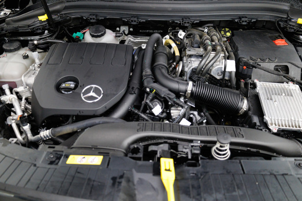 Mercedes-Benz GLA 250 e AMG Line Star Edition 218 PK | Face-lift | Nightpakket | Achteruitrijcamera | Sfeerverlichting All-season, Electrische achterklep, Keyless, Adaptive cruise, Draadloze tel.lader