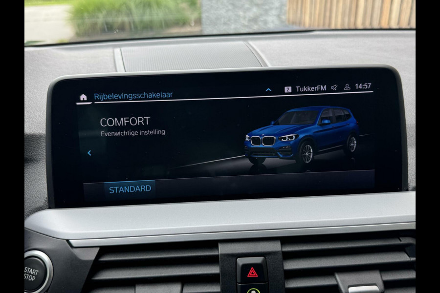 BMW X3 xDrive30e Automaat | Stoelverwarming | Leer | 20 inch lichtmetalen velgen | LED verlichting | Apple CarPlay | Cruise control | C