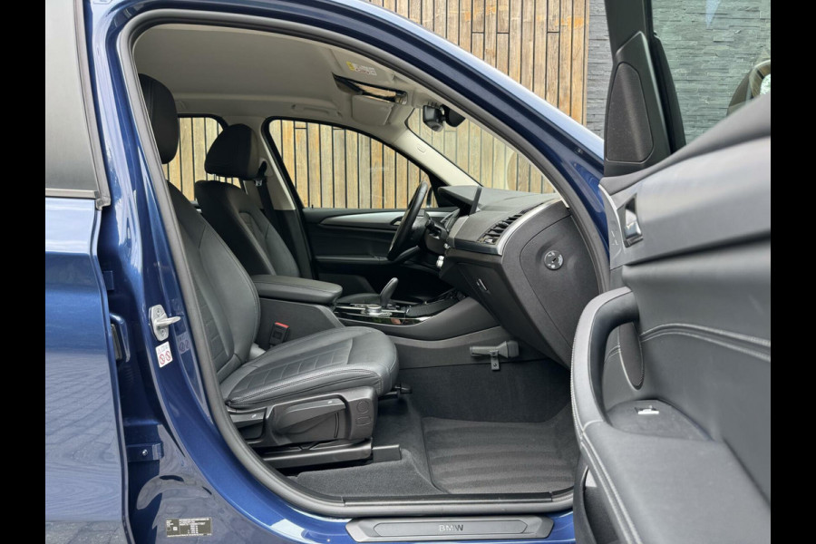 BMW X3 xDrive30e Automaat | Stoelverwarming | Leer | 20 inch lichtmetalen velgen | LED verlichting | Apple CarPlay | Cruise control | C