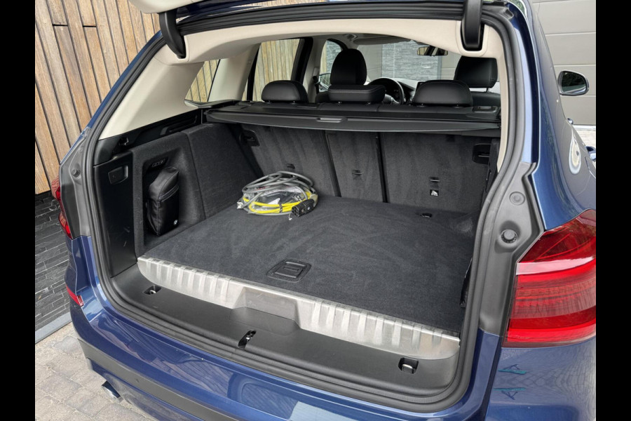 BMW X3 xDrive30e Automaat | Stoelverwarming | Leer | 20 inch lichtmetalen velgen | LED verlichting | Apple CarPlay | Cruise control | C