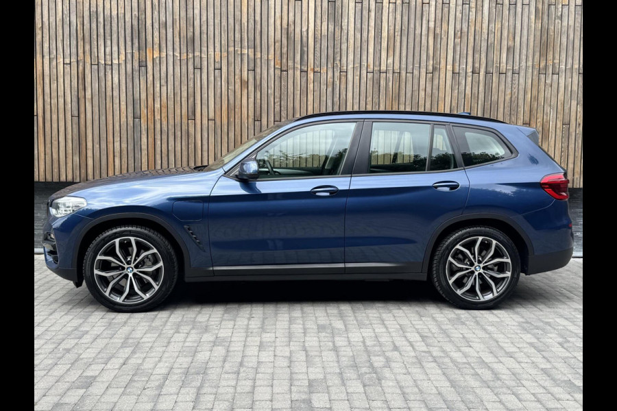 BMW X3 xDrive30e Automaat | Stoelverwarming | Leer | 20 inch lichtmetalen velgen | LED verlichting | Apple CarPlay | Cruise control | C