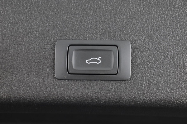 Audi e-tron 55 quattro S-line 95 kWh 408 pk | Navigatie | Panorama dak | Parkeersensoren ( park assist ) | Achteruitrijcamera