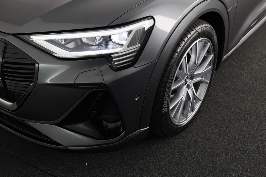 Audi e-tron 55 quattro S-line 95 kWh 408 pk | Navigatie | Panorama dak | Parkeersensoren ( park assist ) | Achteruitrijcamera