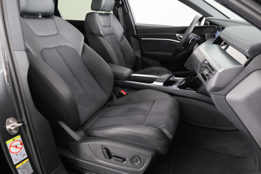 Audi e-tron 55 quattro S-line 95 kWh 408 pk | Navigatie | Panorama dak | Parkeersensoren ( park assist ) | Achteruitrijcamera
