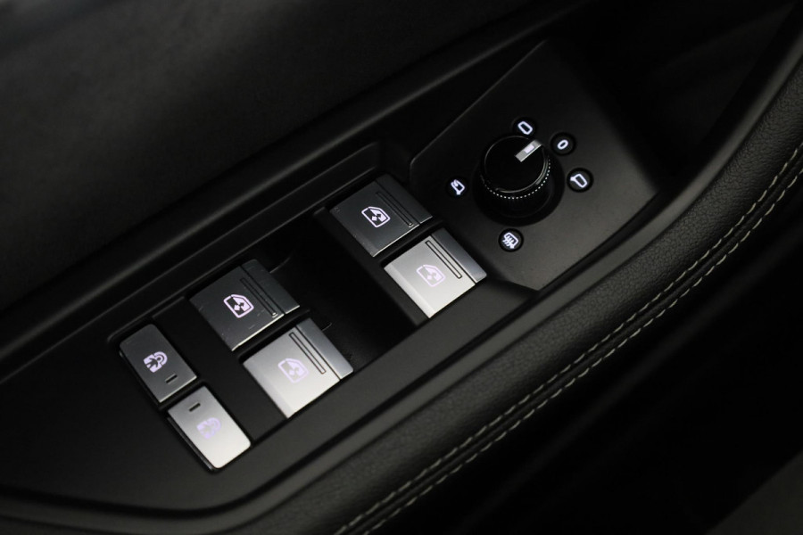 Audi e-tron 55 quattro S-line 95 kWh 408 pk | Navigatie | Panorama dak | Parkeersensoren ( park assist ) | Achteruitrijcamera