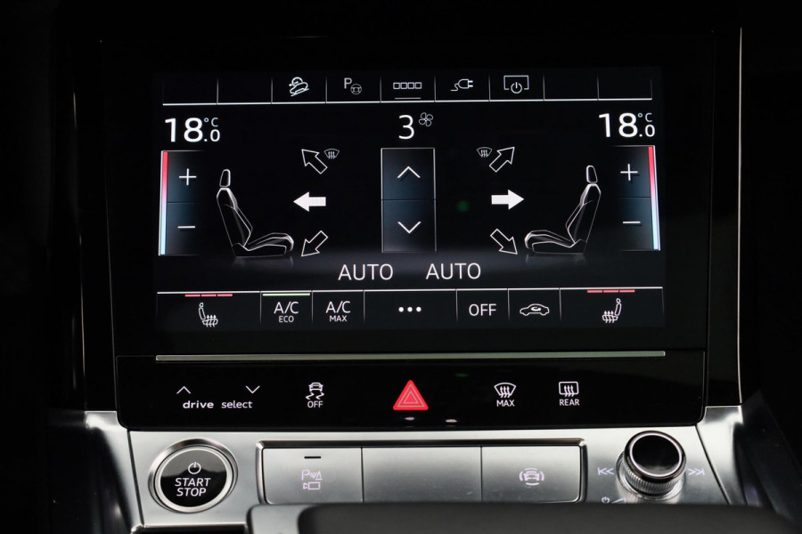 Audi e-tron 55 quattro S-line 95 kWh 408 pk | Navigatie | Panorama dak | Parkeersensoren ( park assist ) | Achteruitrijcamera