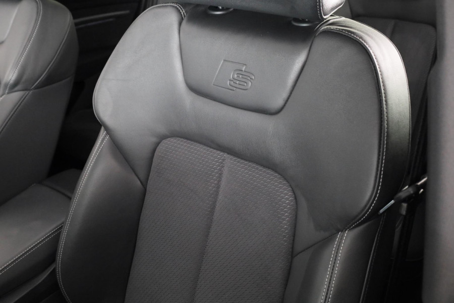 Audi e-tron 55 quattro S-line 95 kWh 408 pk | Navigatie | Panorama dak | Parkeersensoren ( park assist ) | Achteruitrijcamera