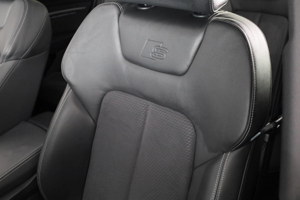 Audi e-tron 55 quattro S-line 95 kWh 408 pk | Navigatie | Panorama dak | Parkeersensoren ( park assist ) | Achteruitrijcamera