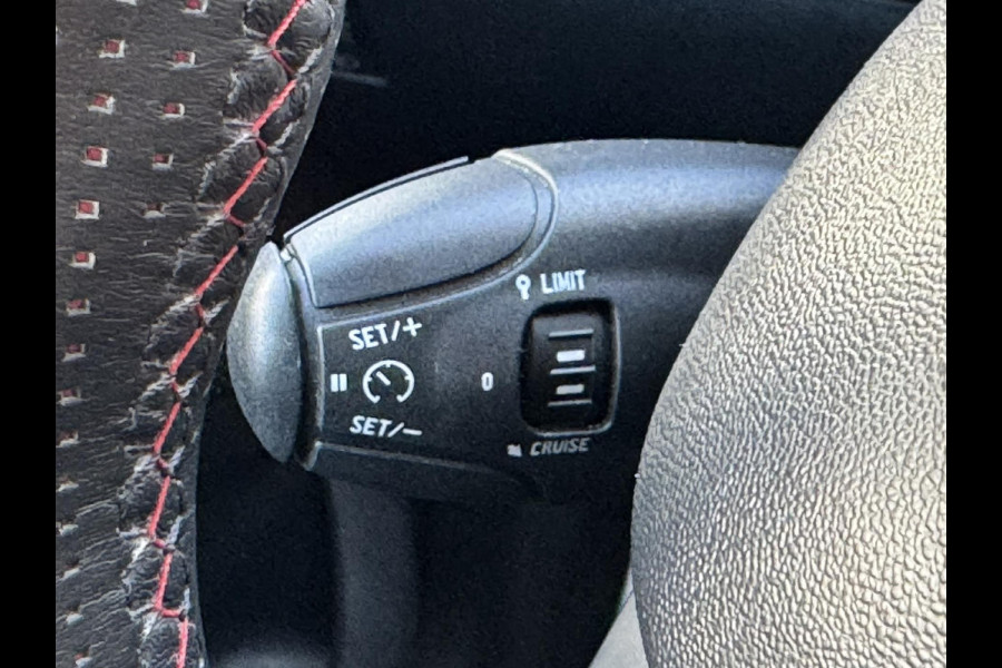 Peugeot 2008 1.2 PureTech GT-line Cruise Control Climate control Parkeersensor Verwarmde stoelen Apple / Android Carplay