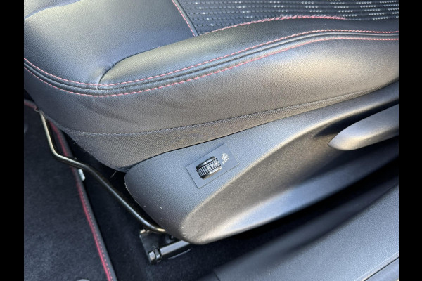 Peugeot 2008 1.2 PureTech GT-line Cruise Control Climate control Parkeersensor Verwarmde stoelen Apple / Android Carplay