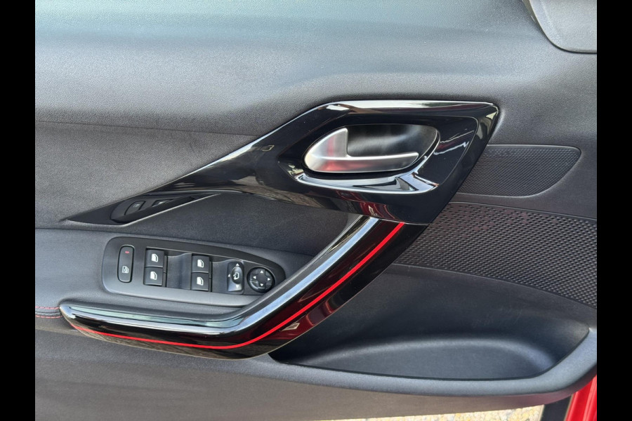 Peugeot 2008 1.2 PureTech GT-line Cruise Control Climate control Parkeersensor Verwarmde stoelen Apple / Android Carplay