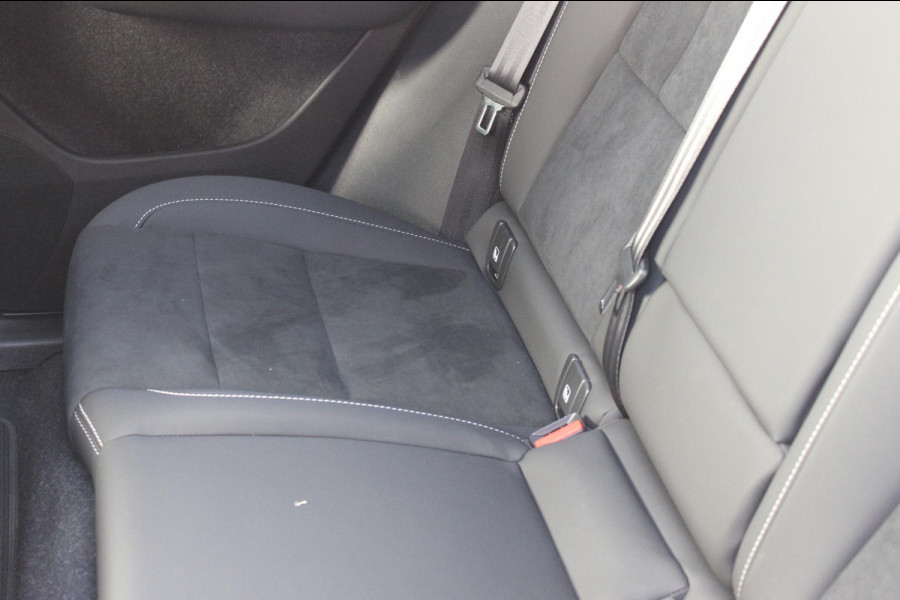 Volvo XC40 B4 211PK Automaat Ultimate Dark Panoramisch schuif-kanteldak / 360graden camera / Adaptieve cruise control / Google infotainment