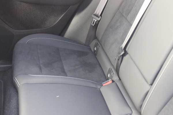Volvo XC40 B4 211PK Automaat Ultimate Dark Panoramisch schuif-kanteldak / 360graden camera / Adaptieve cruise control / Google infotainment