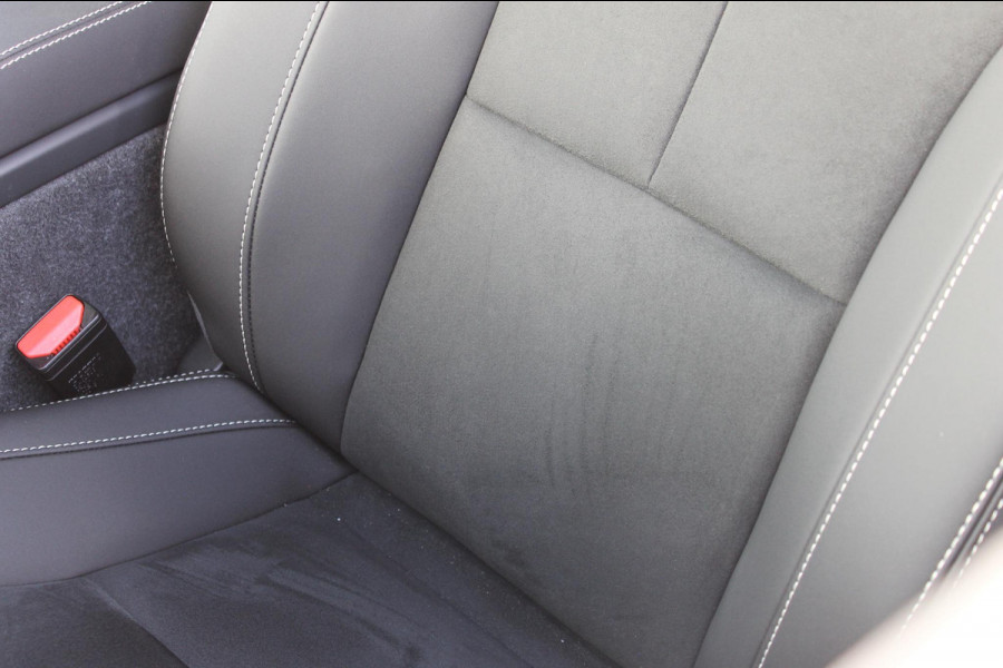 Volvo XC40 B4 211PK Automaat Ultimate Dark Panoramisch schuif-kanteldak / 360graden camera / Adaptieve cruise control / Google infotainment