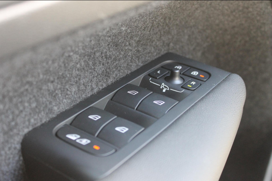 Volvo XC40 B4 211PK Automaat Ultimate Dark Panoramisch schuif-kanteldak / 360graden camera / Adaptieve cruise control / Google infotainment