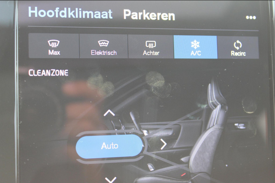 Volvo XC40 B4 211PK Automaat Ultimate Dark Panoramisch schuif-kanteldak / 360graden camera / Adaptieve cruise control / Google infotainment