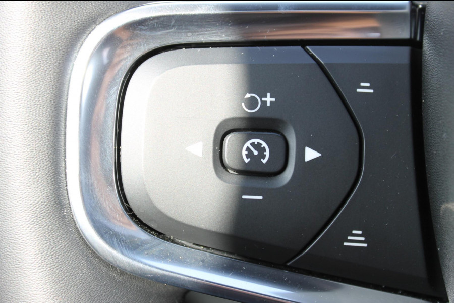 Volvo XC40 B4 211PK Automaat Ultimate Dark Panoramisch schuif-kanteldak / 360graden camera / Adaptieve cruise control / Google infotainment