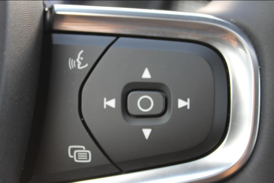 Volvo XC40 B4 211PK Automaat Ultimate Dark Panoramisch schuif-kanteldak / 360graden camera / Adaptieve cruise control / Google infotainment
