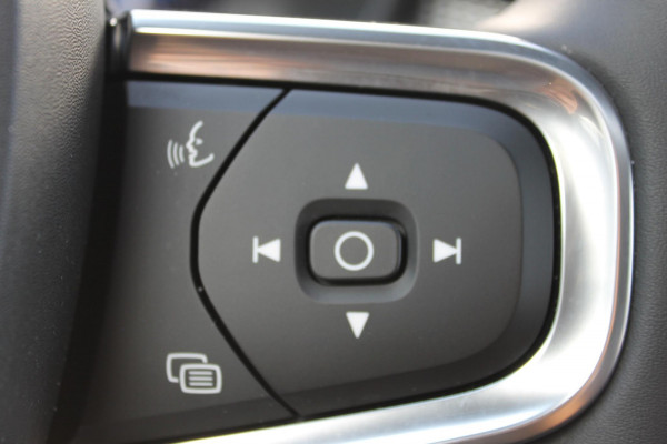 Volvo XC40 B4 211PK Automaat Ultimate Dark Panoramisch schuif-kanteldak / 360graden camera / Adaptieve cruise control / Google infotainment