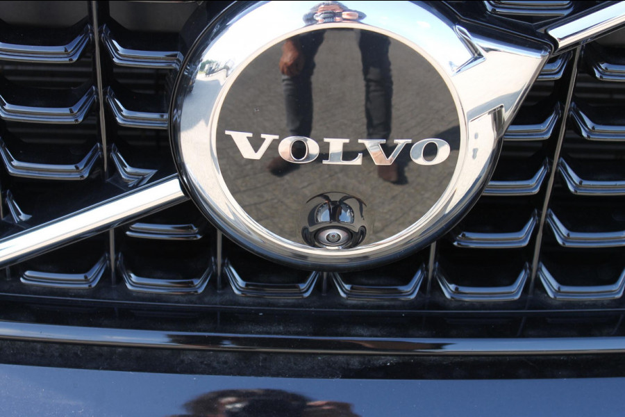 Volvo XC40 B4 211PK Automaat Ultimate Dark Panoramisch schuif-kanteldak / 360graden camera / Adaptieve cruise control / Google infotainment