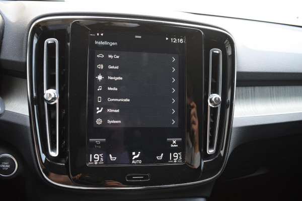 Volvo XC40 T4 211PK Automaat Inscription / Navigatie / Camera / Parkeersensoren / Adaptieve Cruise Control / Elektrische Achterklep / LM Velgen / Trekhaak /