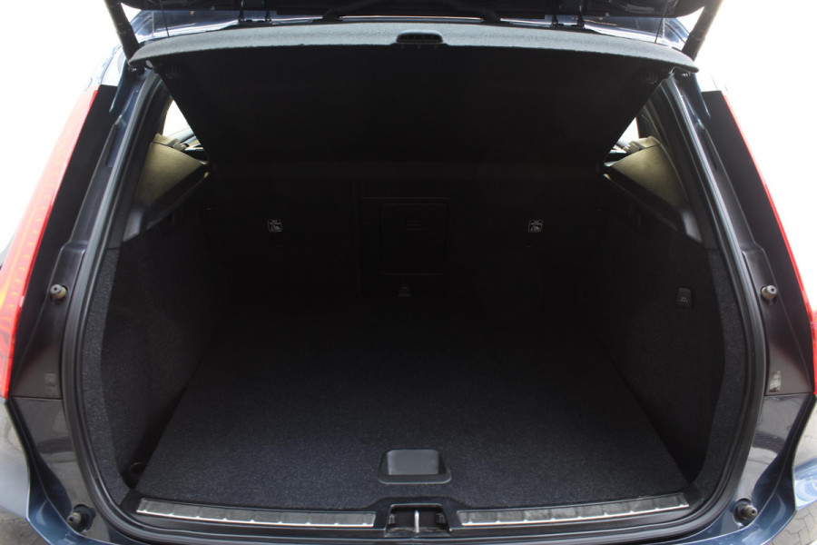 Volvo XC40 T4 211PK Automaat Inscription / Navigatie / Camera / Parkeersensoren / Adaptieve Cruise Control / Elektrische Achterklep / LM Velgen / Trekhaak /
