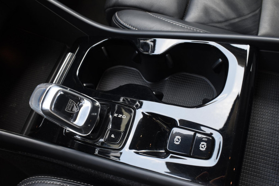 Volvo XC40 T4 211PK Automaat Inscription / Navigatie / Camera / Parkeersensoren / Adaptieve Cruise Control / Elektrische Achterklep / LM Velgen / Trekhaak /