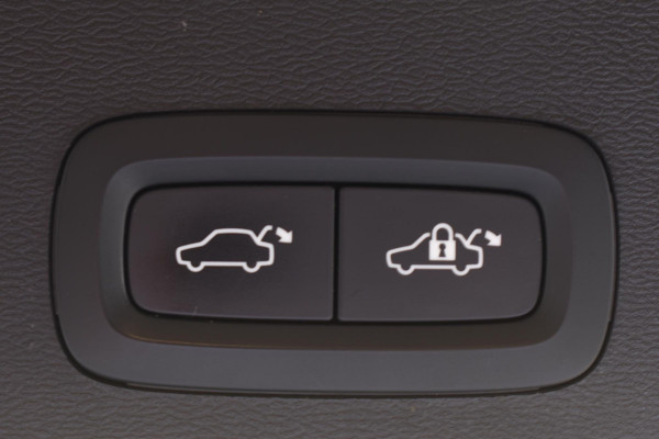 Volvo XC40 T4 211PK Automaat Inscription / Navigatie / Camera / Parkeersensoren / Adaptieve Cruise Control / Elektrische Achterklep / LM Velgen / Trekhaak /