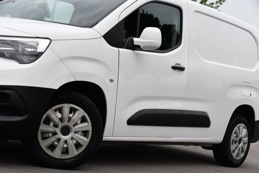 Opel Combo 1.5D L2H1 Edition Camera, Cruise, Carplay, 102pk, Trekhaak, Multimedia, Uniek!