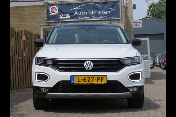 Volkswagen T-Roc 1.5 TSI Sport AUTOMAAT | DIGITAL DASHBOARD | TREKHAAK | ACHTERUITRIJCAMERA | ADAPTIVE CRUISE | STOELVERWARMING |