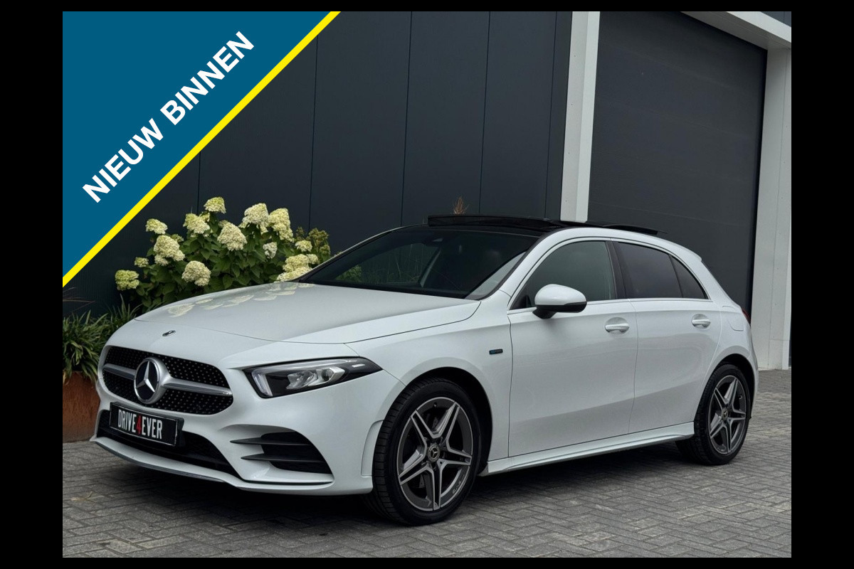 Mercedes-Benz A-Klasse 250 e AMG Line FULL PANO SFEER ECC PDC SPORTVELGEN NAVI Mercedes-Benz A-Klasse 250 e AMG Line FULL PANO SFEER ECC PDC SPORTVELGEN NAVI