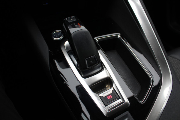 Peugeot 3008 1.6 e-THP GT Line / Trekhaak / Navigatie / Parkeerhulp V+A / 18'' / Half leder / Stoelverwarming / Cruise Control
