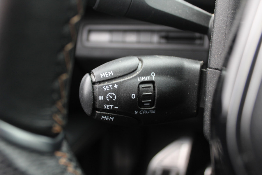 Peugeot 3008 1.6 e-THP GT Line / Trekhaak / Navigatie / Parkeerhulp V+A / 18'' / Half leder / Stoelverwarming / Cruise Control