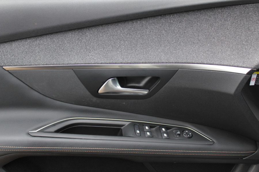 Peugeot 3008 1.6 e-THP GT Line / Trekhaak / Navigatie / Parkeerhulp V+A / 18'' / Half leder / Stoelverwarming / Cruise Control