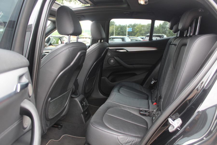 BMW X2 sDrive20i High Exe. M Sport / Panoramadak / Camera / Leder / 19'' / Harman Kardon / Navigatie / Stoelverwarming / Cruise Control