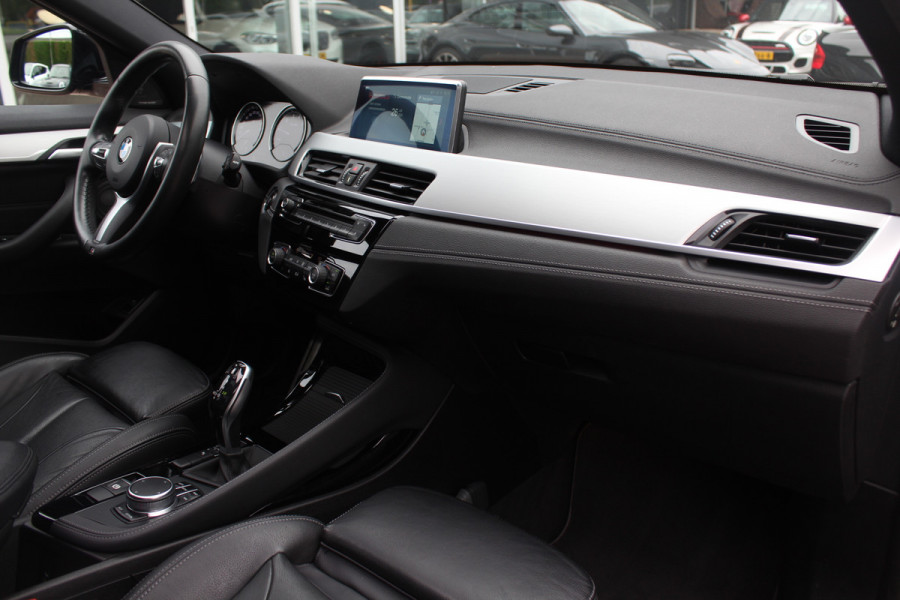 BMW X2 sDrive20i High Exe. M Sport / Panoramadak / Camera / Leder / 19'' / Harman Kardon / Navigatie / Stoelverwarming / Cruise Control