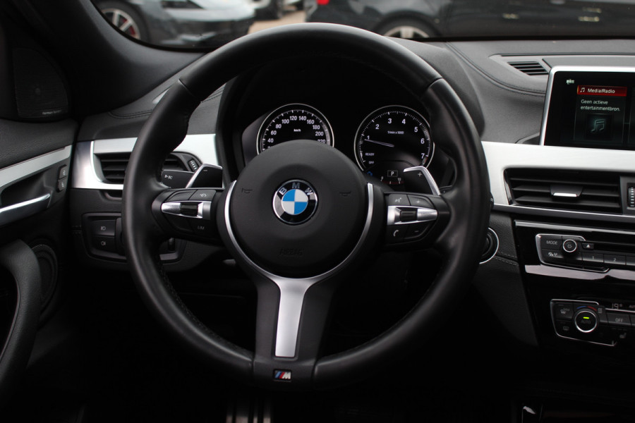 BMW X2 sDrive20i High Exe. M Sport / Panoramadak / Camera / Leder / 19'' / Harman Kardon / Navigatie / Stoelverwarming / Cruise Control