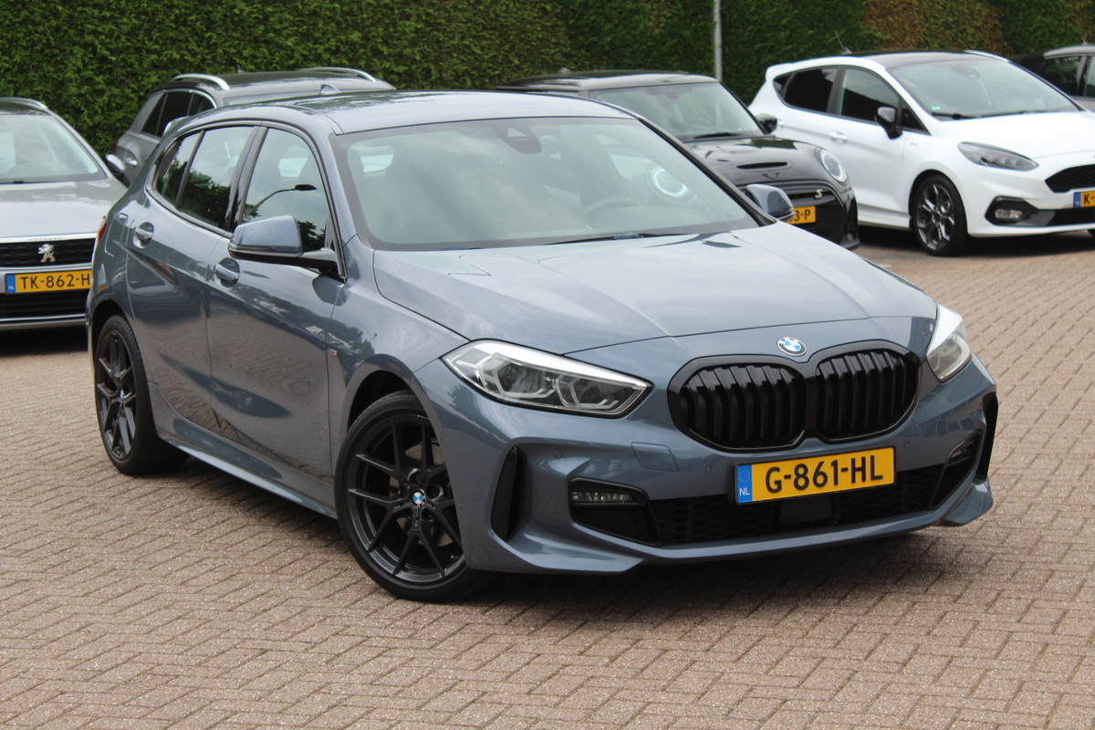 BMW 1-serie 118i Executive Ed. M Sport / Camera / Navigatie / 18'' / Sportstoelen / Stuur + Stoelverwarming / DAB / Cruise Control BMW 1-serie 118i Executive Ed. M Sport / Camera / Navigatie / 18'' / Sportstoelen / Stuur + Stoelverwarming / DAB / Cruise Control