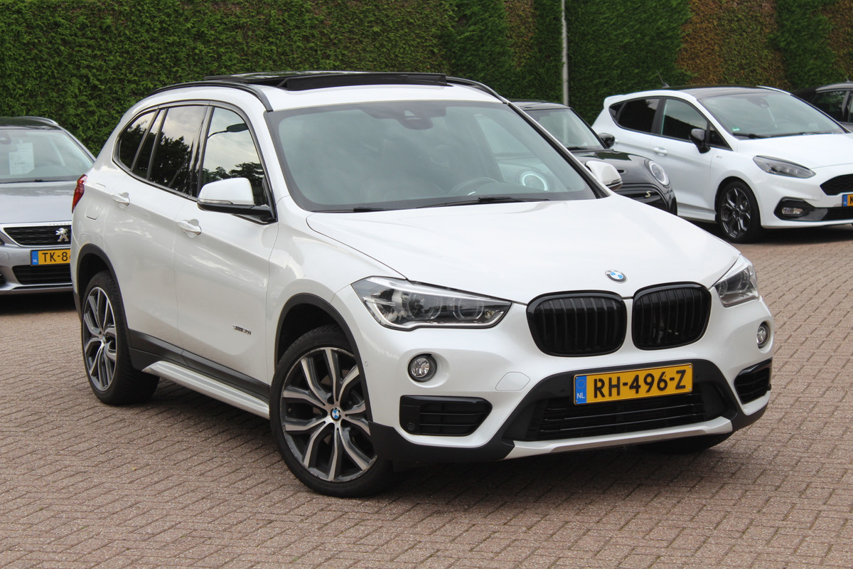 BMW X1 sDrive20i Corporate Lease High Exe. / Trekhaak / Panoramadak / Camera / Leder / 19'' / Head-up / Harman Kardon / Keyless / Apple CarPlay / Navigatie / Stoelverwarming / Cruise Control BMW X1 sDrive20i Corporate Lease High Exe. / Trekhaak / Panoramadak / Camera / Leder / 19'' / Head-up / Harman Kardon / Keyless / Apple CarPlay / Navigatie / Stoelverwarming / Cruise Control