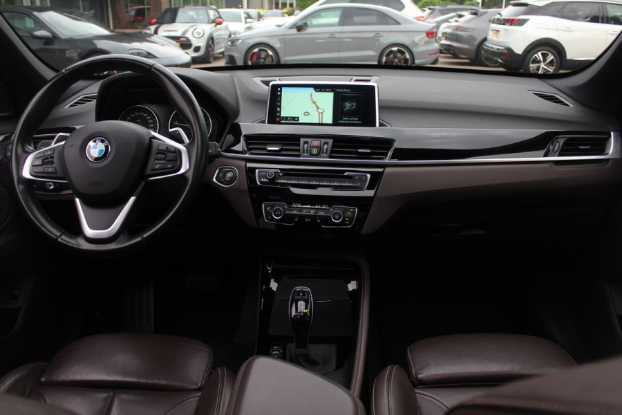 BMW X1 sDrive20i Corporate Lease High Exe. / Trekhaak / Panoramadak / Camera / Leder / 19'' / Head-up / Harman Kardon / Keyless / Apple CarPlay / Navigatie / Stoelverwarming / Cruise Control