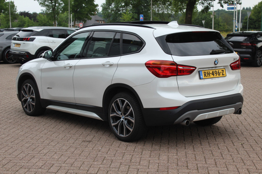 BMW X1 sDrive20i Corporate Lease High Exe. / Trekhaak / Panoramadak / Camera / Leder / 19'' / Head-up / Harman Kardon / Keyless / Apple CarPlay / Navigatie / Stoelverwarming / Cruise Control